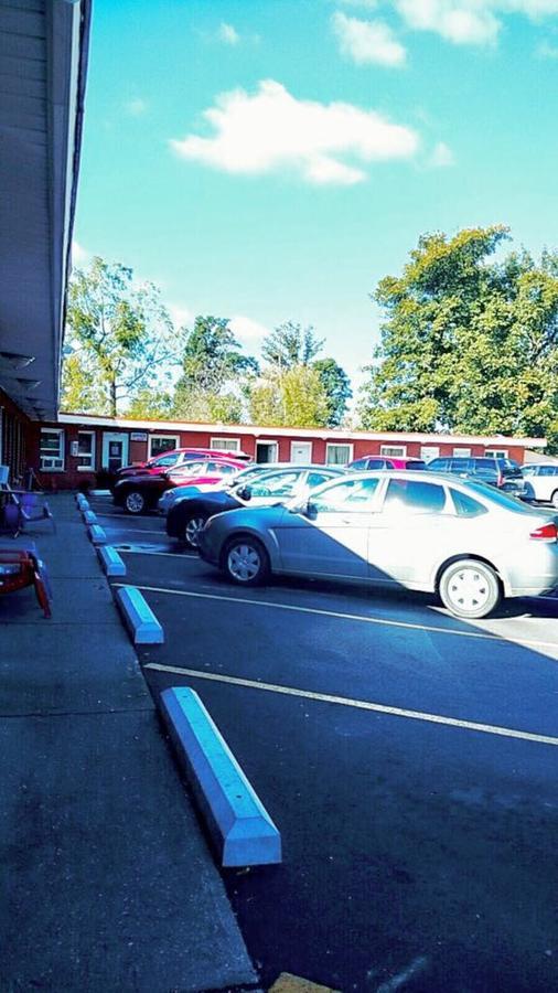 Leisure Motel Windsor Exterior photo